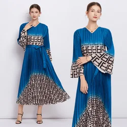 2023 Autumn New Pleated Dress Women's V-neck Loose Large Letter Printing Flare Sleeve Magic Dress Knee Length Dress