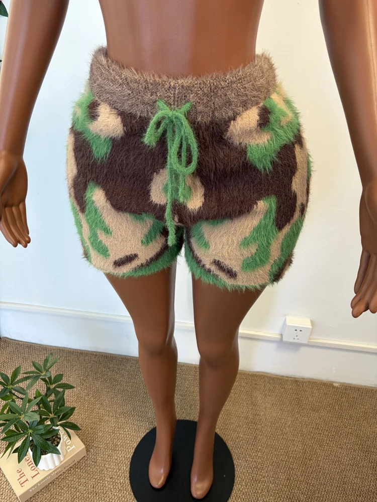 Modische Flauschige Fell-Camo-Shorts Damenkleidung Hochgeschnittene Kordelzug Mittellange Kurze Hosen Frühling Neue Damen Streetwear Unterteile – Detail 6