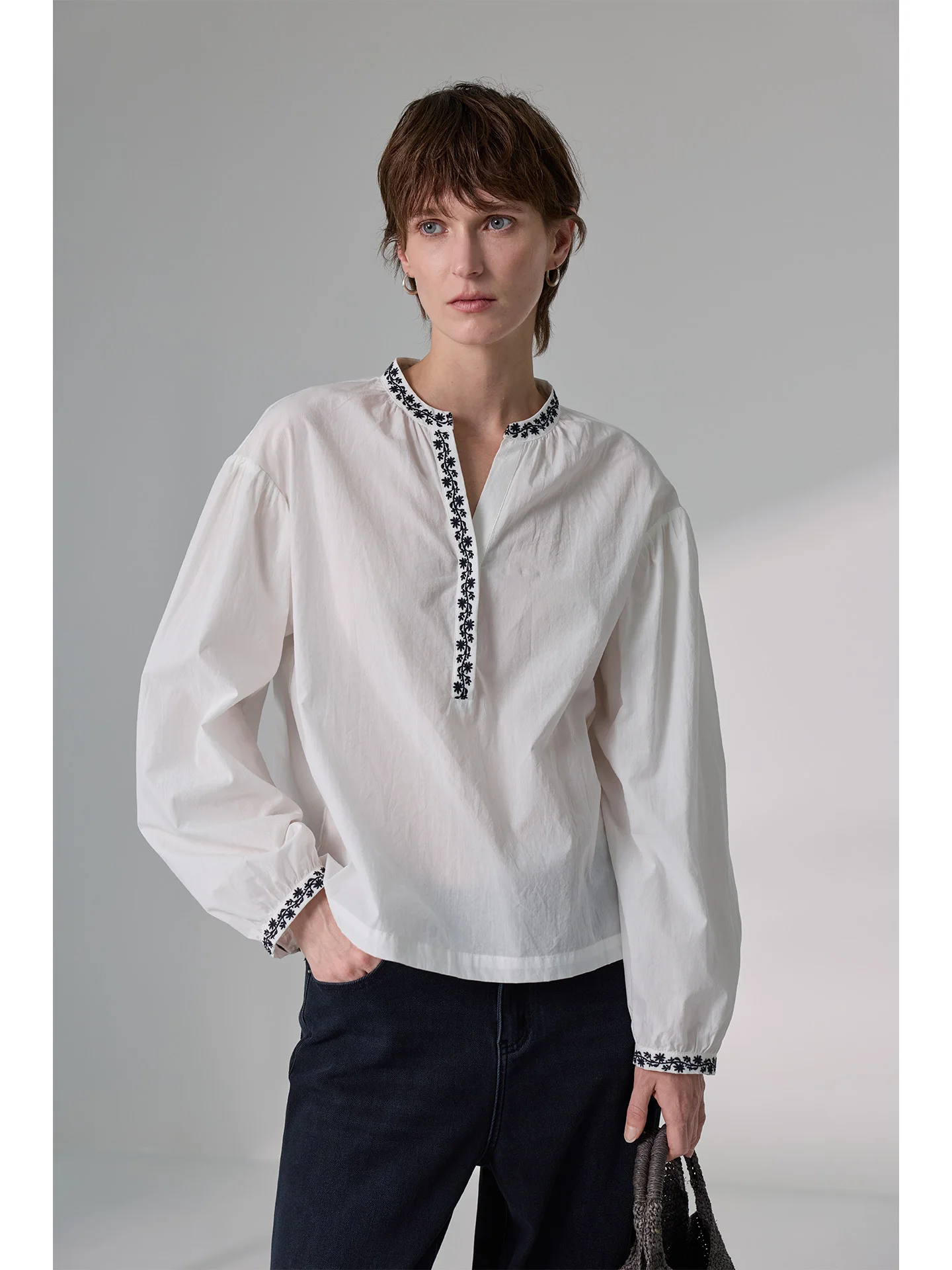 

Мягкая хлопковая женская блузка с французской вышивкой и рукавами-фонариками, весна 2026, дышащая, свободного кроя, однотонная, повседневная одежда