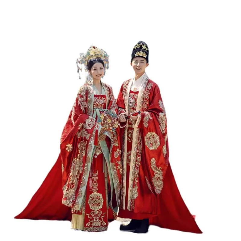The traditional Chinese wedding dress of Han Dynasty features a elaborately crafted phoenix crown and red cape style