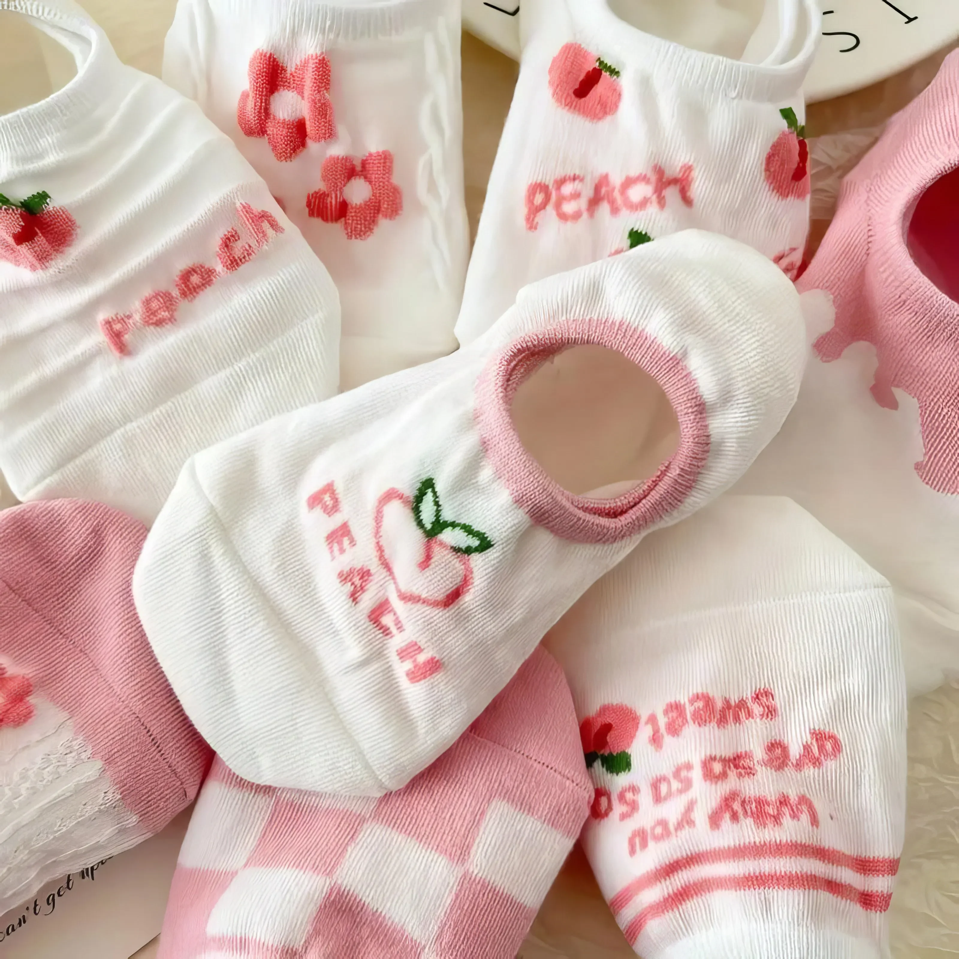 5 Pairs of Peach Women's Boat Socks, Cute Peach Pattern, Paired with Casual Pants, Dresses, and Short Boots - Detail 1