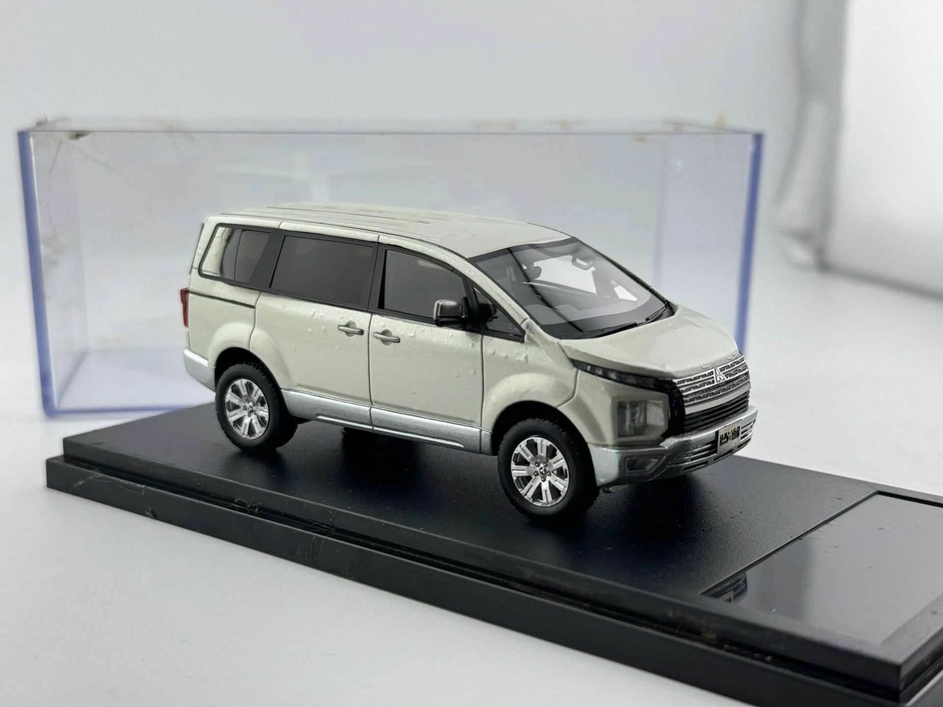 

Модель автомобиля из смолы в масштабе 1/43 с дефектами покраски Hi Story