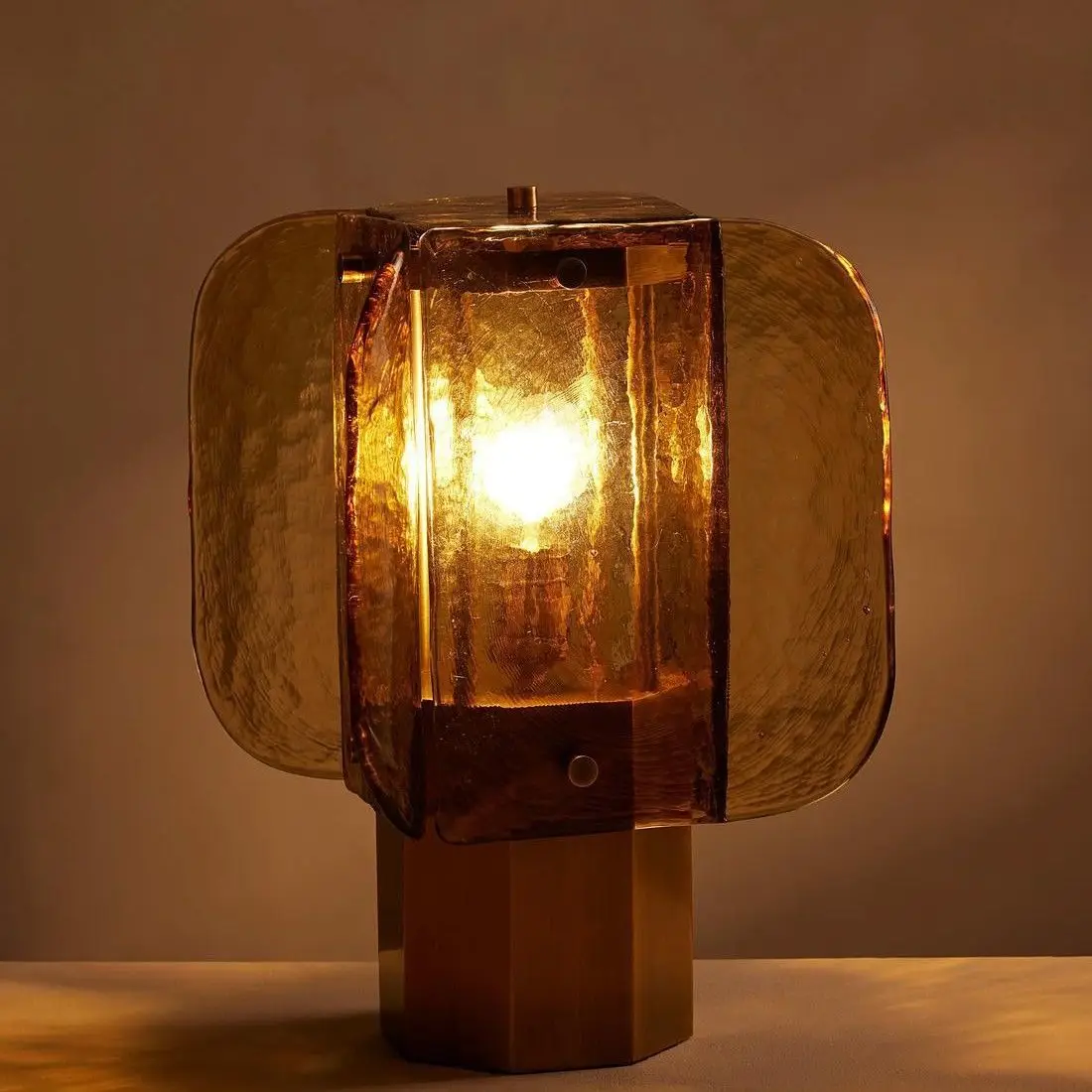 Lampu seni amber antik yang kreatif, pencahayaan ruang tamu kamar tidur samping tempat tidur, lampu meja hangat sederhana romantis untuk homestay.