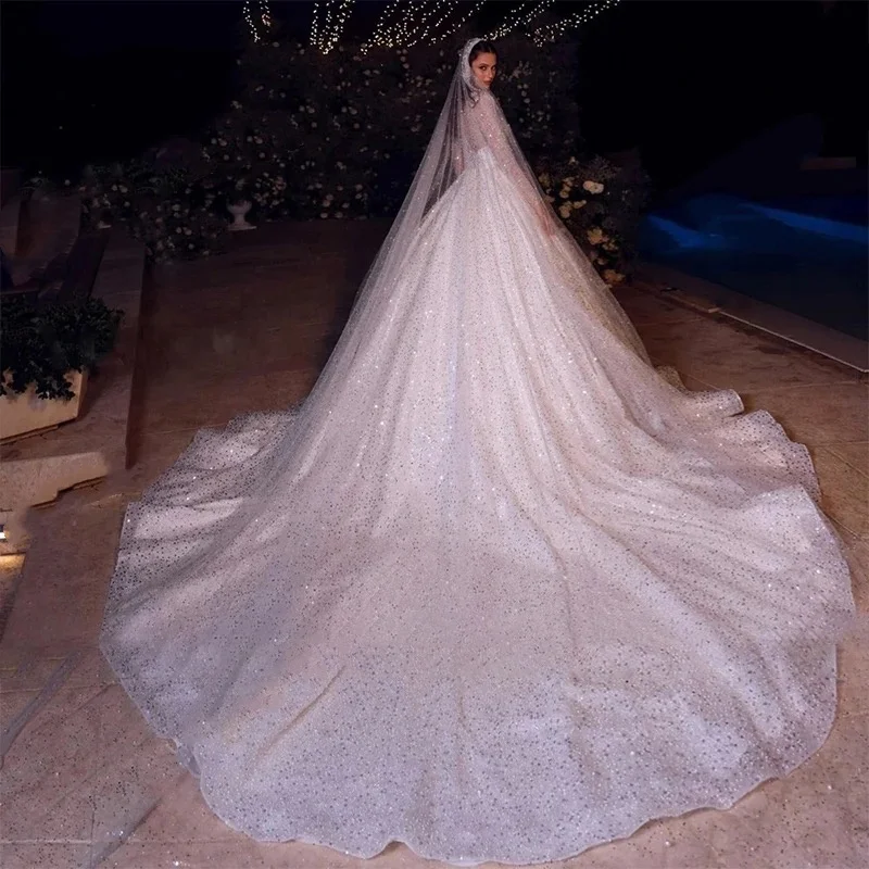 فستان زفاف أنيق لامع مخصص مطرز بالخرز والدانتيل والترتر فستان عروس برقبة عالية وأكمام طويلة فيستدو دي نوفيا