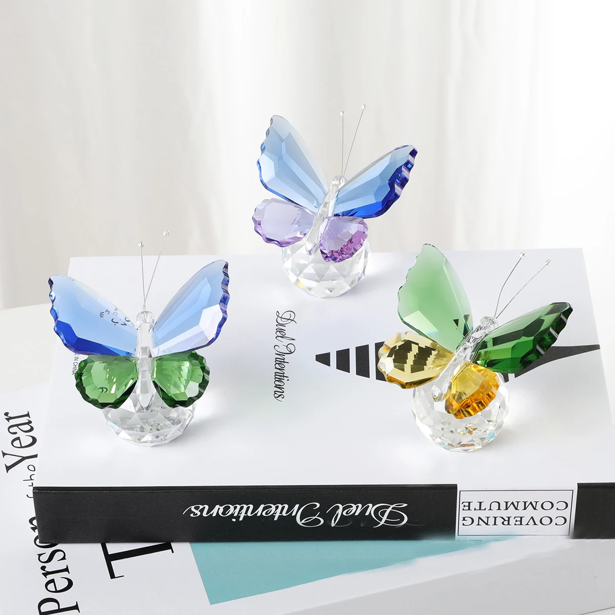 Crystal Flying Butterfly with Ball Base Figurine Cut Glass Ornament Statue Animal Figurine Collection Home Wedding Office Table