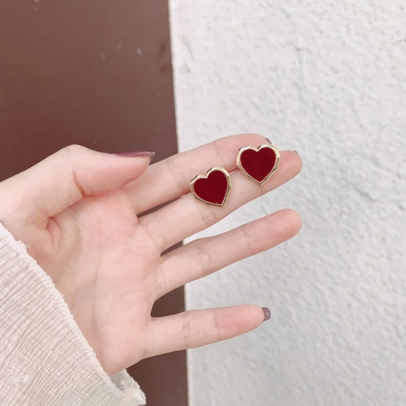 1 pair of red oil dripping heart-shaped earrings, cute and simple style, fashionable and elegant, versatile earrings for women