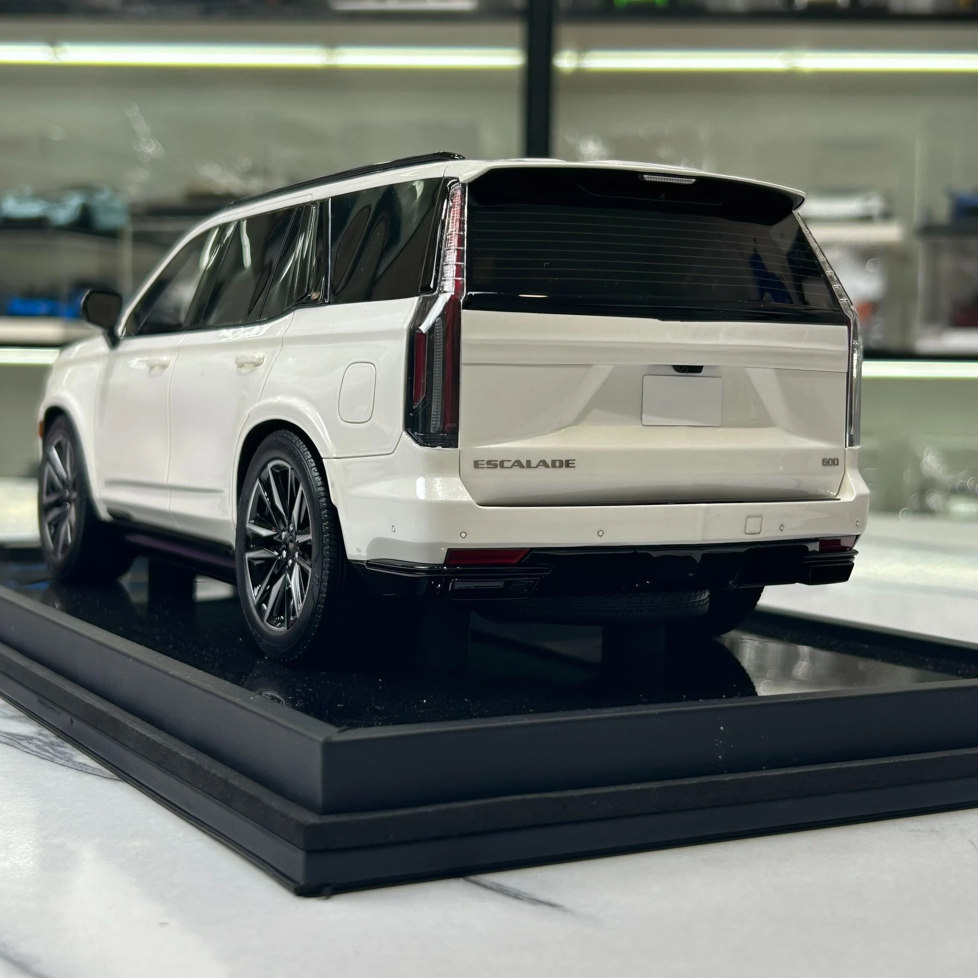 MH 1:18 Escalade600 Platinum SUV Simulation Limited Edition Resin Metal Static Car Model Toy Gift
