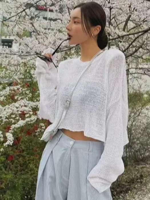 Blusa fena curta de malha, estilo soltinho, manga longa, estilo casual e e, cor pura, verão 2025, manga morcego.