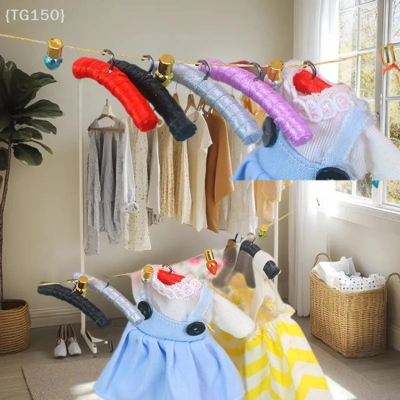 ชุดไม้แขวนเสื้อจิ๋วจำลอง 4 ชิ้น ขนาด 1/12 สำหรับตกแต่งบ้านตุ๊กตา อุปกรณ์ประกอบฉากถ่ายภาพฉากจิ๋ว ของเล่นเล่นสมมติ