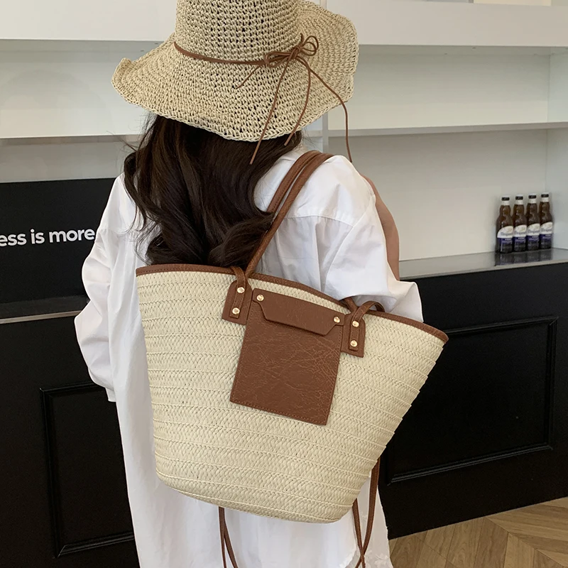 トレンド感のあるシンプルな女性用サッチェルバッグ。クロスボディとショルダーバッグとして使用可能、テクスチャード加工仕上げ。広々としたおむつバッグ機能付き。