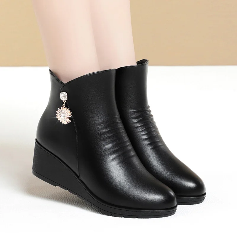 Winter Warm Comfort Soft Leather Soft Bottom Anti slip Slope Heel Leather Short Boots Women\'s Plush Middle Age Cotton Boots