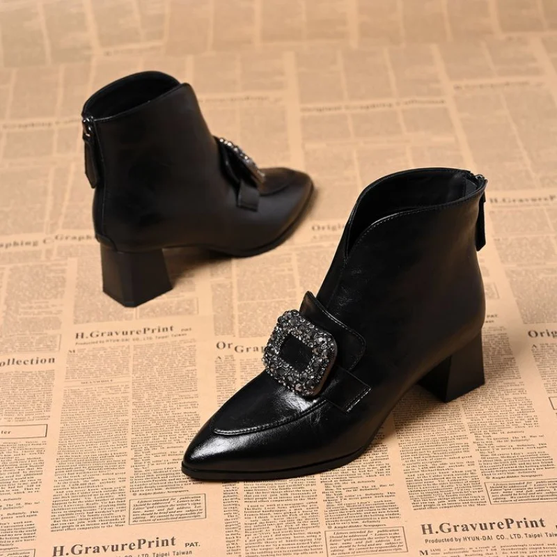 Bottes courtes à talons épais pour femmes, chaussures chics à bout pointu avec strass et boucle carrée, chaussures à talons hauts ajustées, nouvelle collection hiver