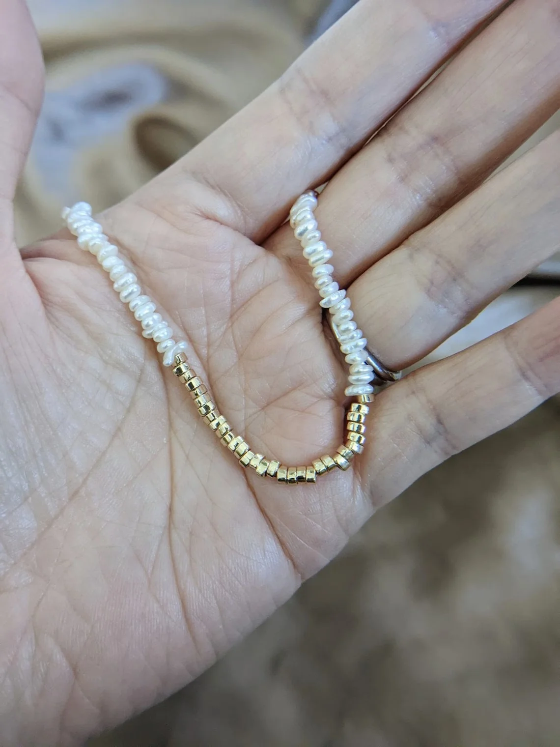 Vlen Unregelmäßige Süßwasserperlen-Halskette für Damen, Mini-Perlen, 18 Karat vergoldet, Abstandshalterperle, Vintage, zierliche, elegante Halskette – Detail 5