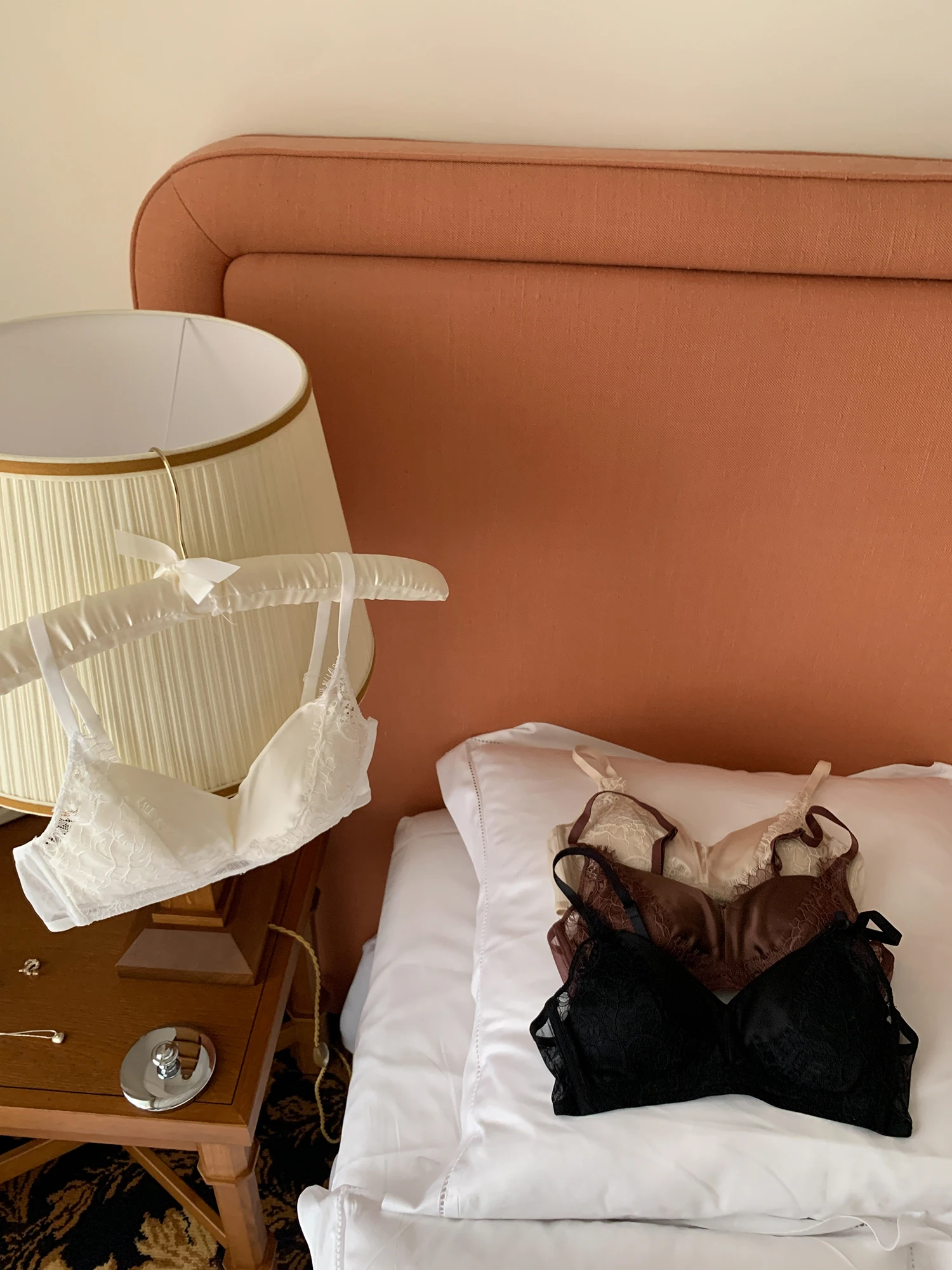 

Бюстгальтер-топ LE LALIN Princ Sle из легкого шелкового атласа с микро-поддержкой, женский, средней длины, с бретельками А-силуэта