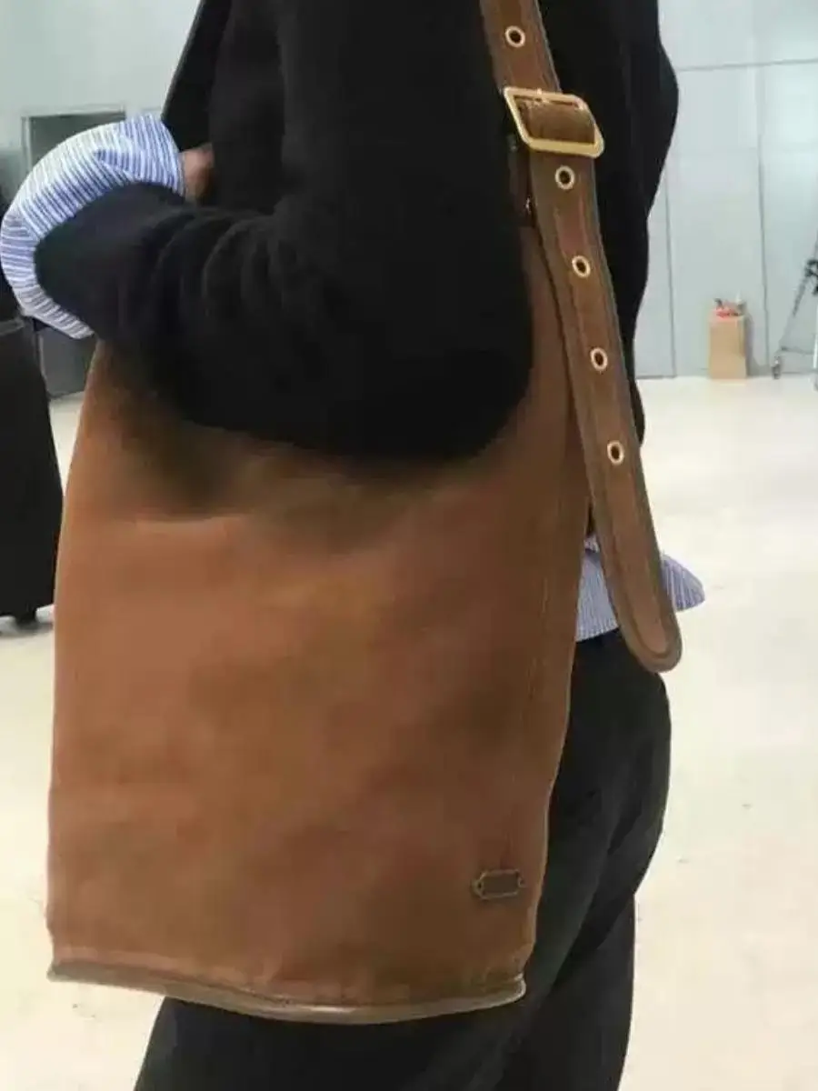 

Красная замшевая сумка-ведро, большая ручная сумка Capaci на плечо, повседневная простая осенняя новинка, модная женская сумка