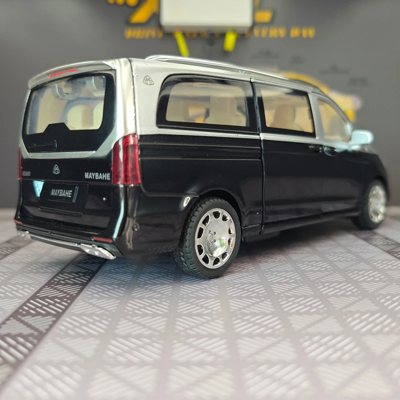 

1:24 simulation Mercedes Benz Maybach VS680 alloy car model has simulated sound and lighting functions, fine workmanship