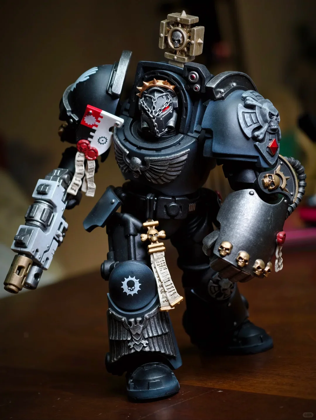 

JOYTOY Warhammer 40k 1/18 Scale Action Figure - 14.3cm Iron Hands Captain in Terminator Armour Model Toy for Collectors