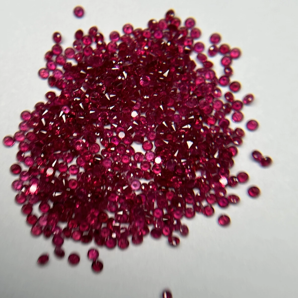 Mosangna جودة رائعة قطع مستديرة 0.8-3 مللي متر 100% طبيعي أحمر روبي أزرق ياقوت بيرس لكل قيراط