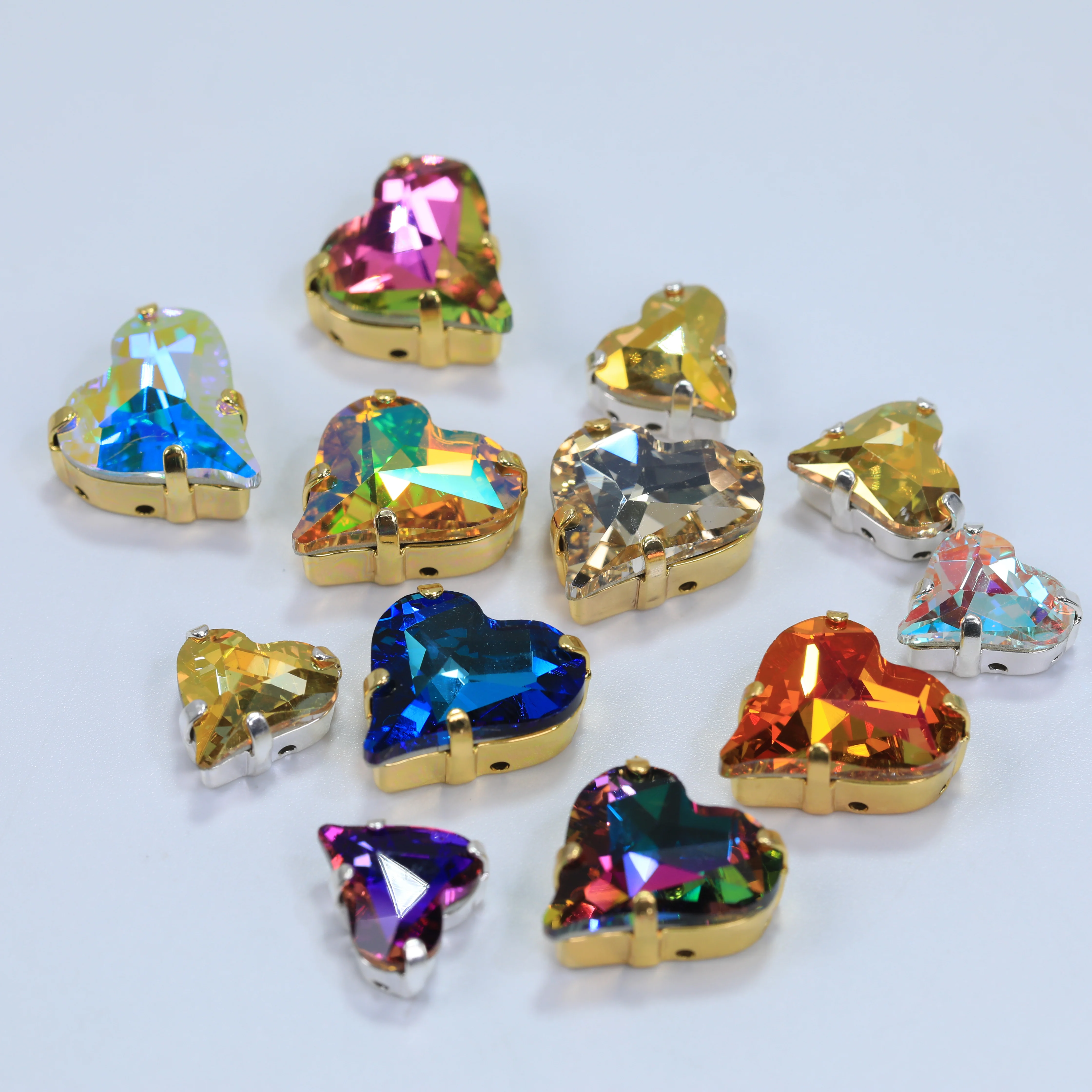Herzförmige aufnähbare Krallenkristall-Strasssteine mit silberner und goldener Basis aus K9-Strass für Brautschuhe, Hochzeitsschuhe, Latein-Tanzkleider, DIY, Großhandel – Detail 6