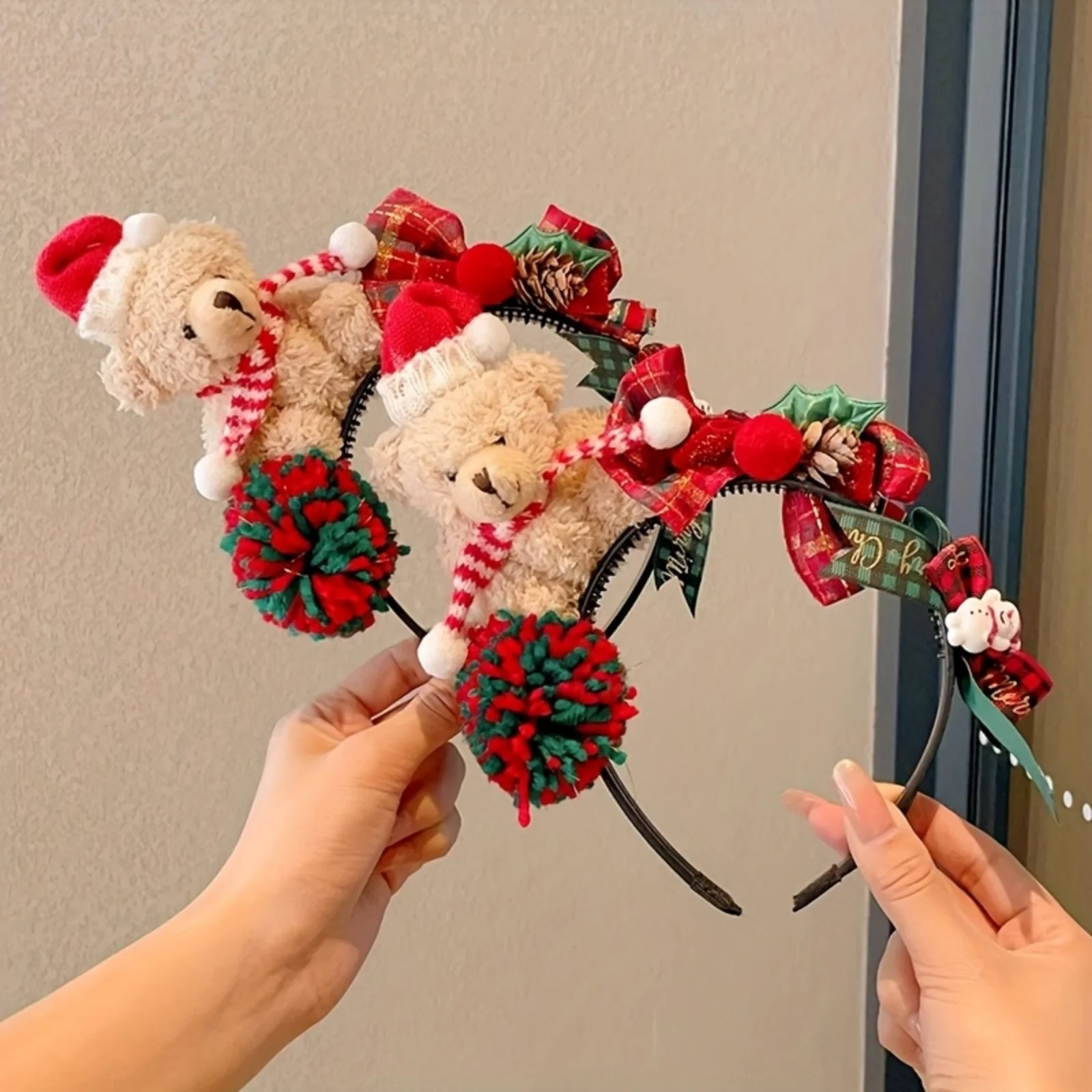 1 قطعة عيد الميلاد تيدي بير عقال ، أفخم سانتا قبعة وشاح تصميم ، احتفالي الأحمر الأخضر بوم بومس ، لطيف عيد الميلاد إكسسوارات الشعر للنساء