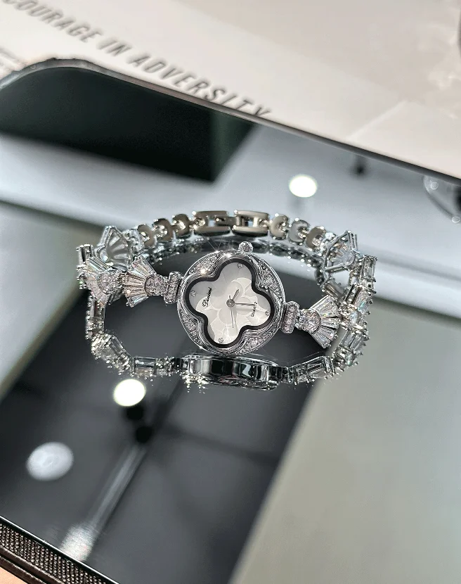 2025 تشود! ساعة ماسية فاخرة للنساء، هيكل معدني على شكل قلب، سوار مروحة، موضة شي ينغ الجديدة، هدية للنساء