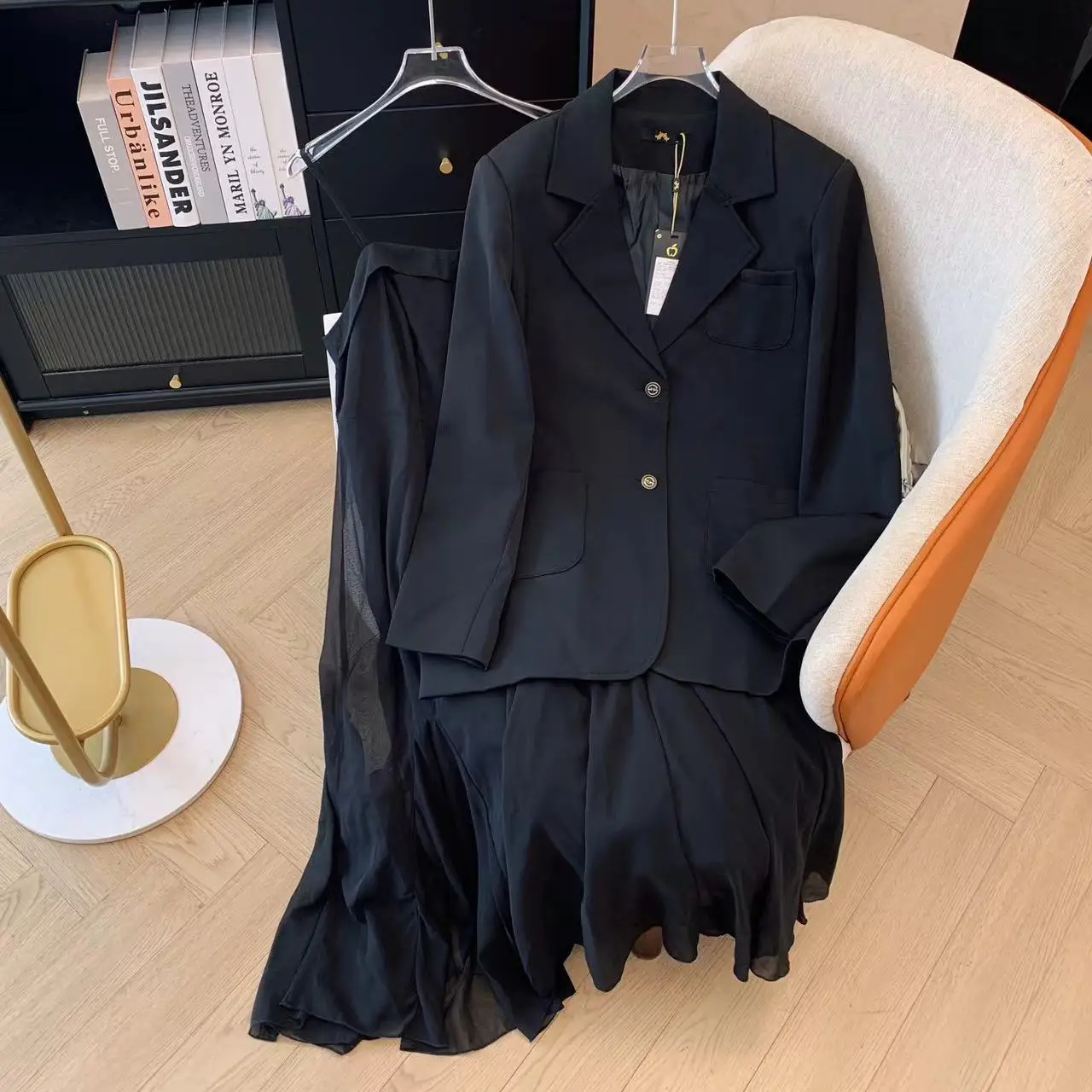 

Женский комплект из двух предметов: платье-комбинация с рукавами-русалкой и пиджак с отложным воротником. Элегантный повседневный деловой костюм в стиле Y2K для уличной моды.