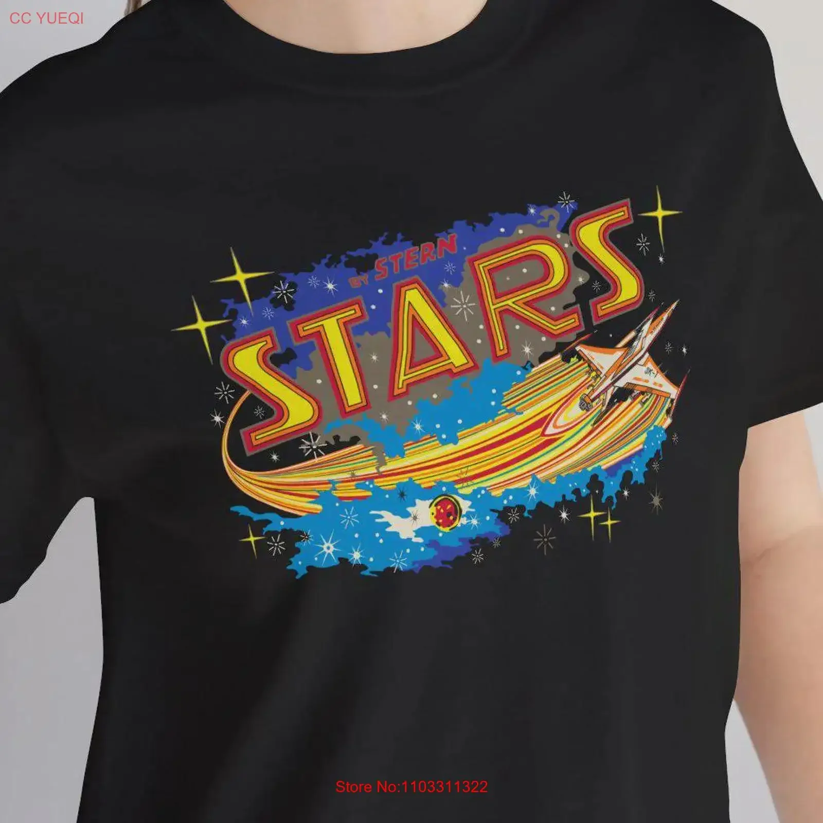 Camiseta de pinball estilo vintage con estampado de estrellas, retro de los 80, con temática de juegos arcade clásicos y personajes de pinball, con efecto lavado vintage.