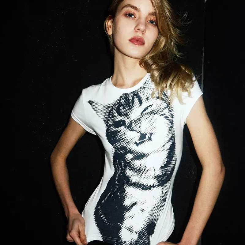 Camiseta estampada con diseño moderno y ombligo expuesto, camiseta blanca de manga corta y cuello redondo para mujer, camiseta informal.