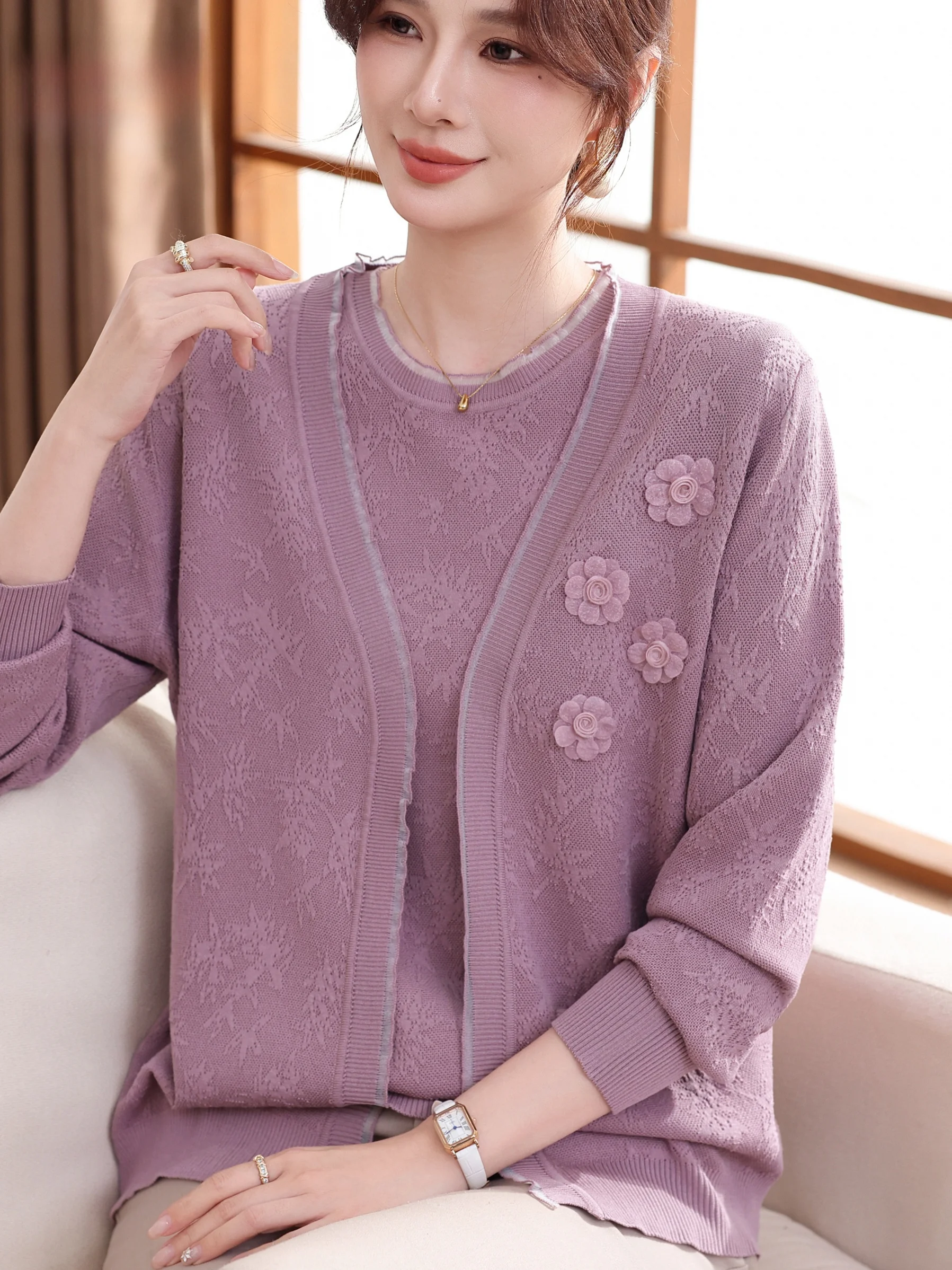 

Новый весенне-осенний вязаный комплект: свободный свитер с V-образным вырезом и базовый топ для женщин старшего возраста – модный, повседневный, удобный крой.