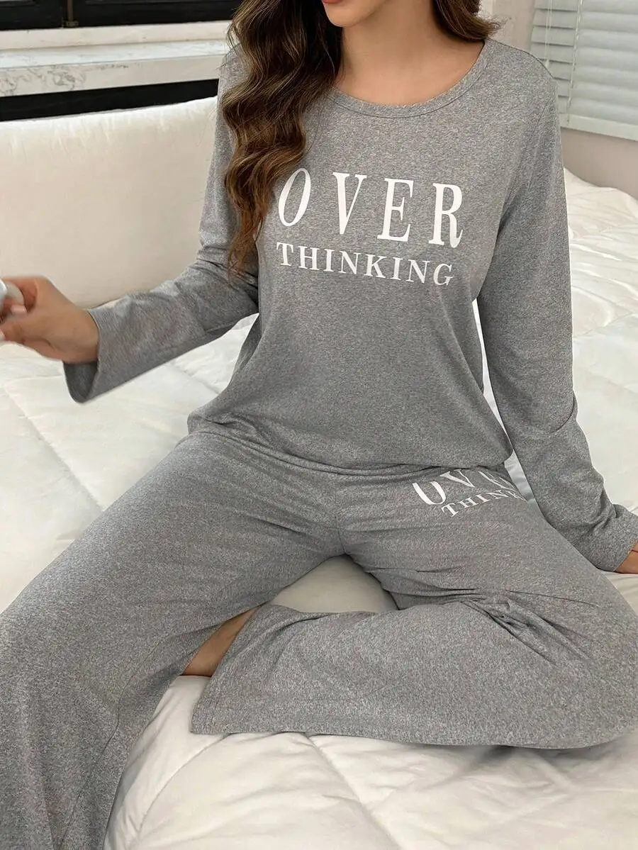 

Серый пижамный комплект с длинными рукавами и принтом в виде букв, свободные брюки