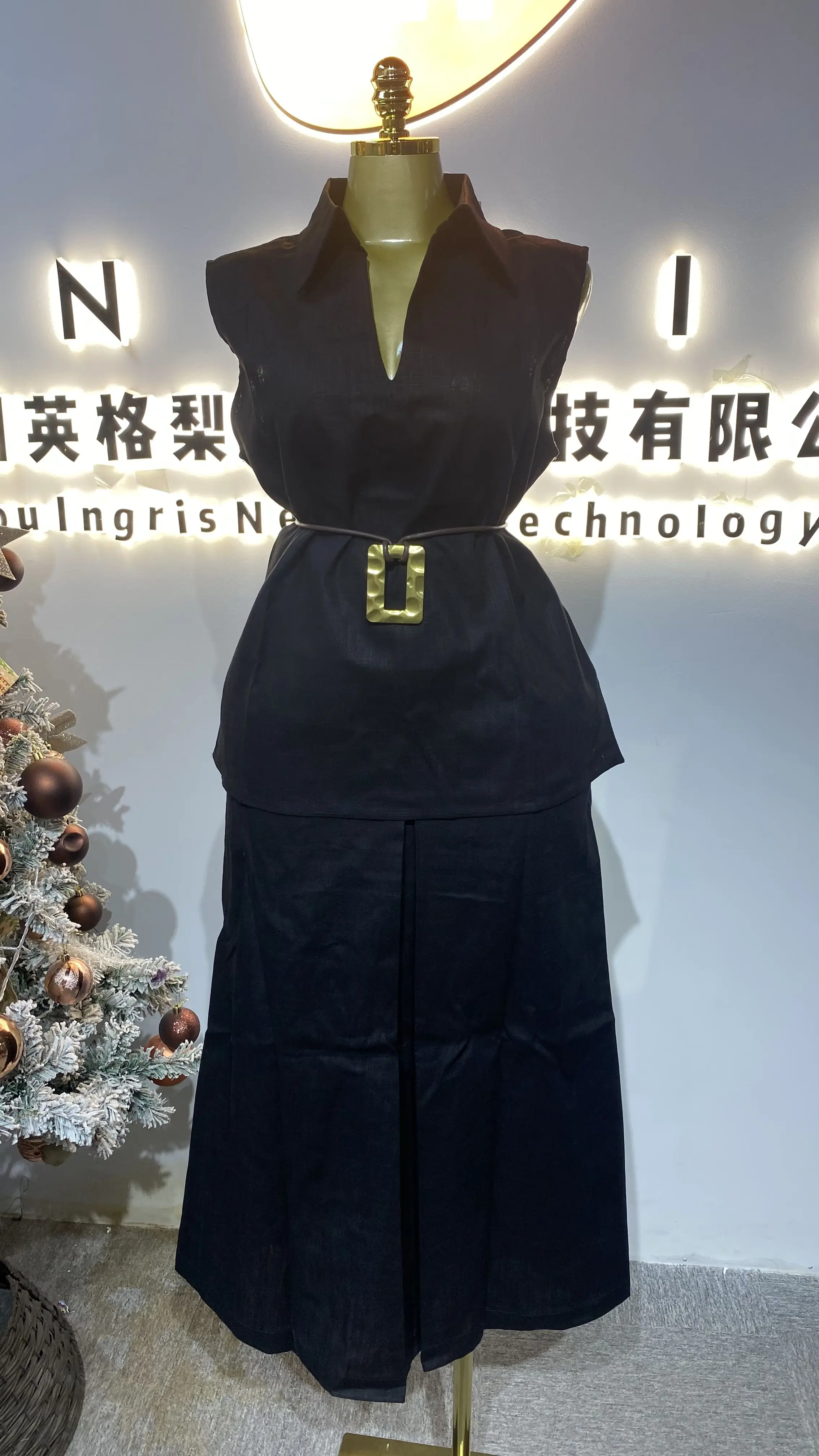 

Women's long robe, eco-friendly, wrinkle-resistant, breathable, solid black, knee-length, V-neck, casual.-GZXX637