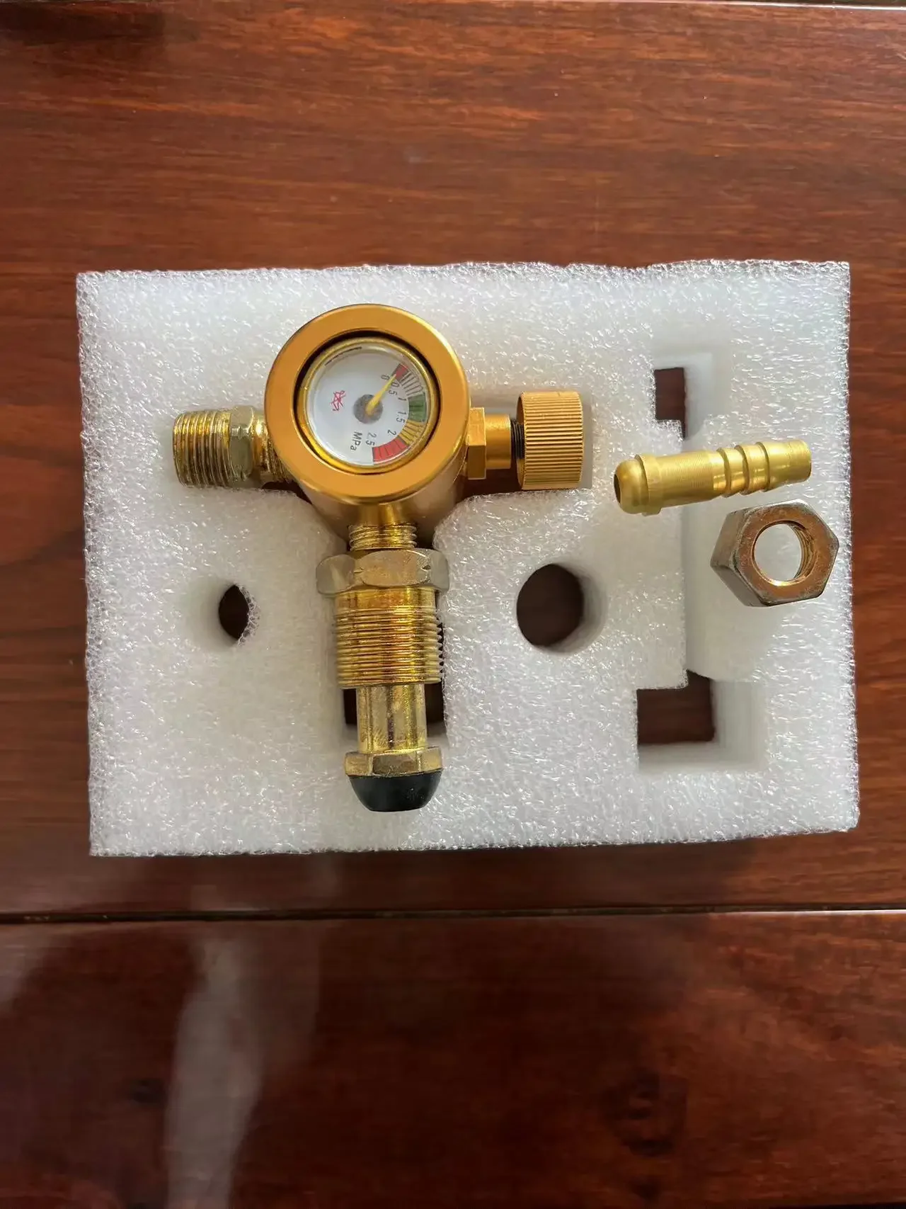 Propane pressure regulator energy-saving pressure gauge anti drop and explosion-proof pressure reducing valve