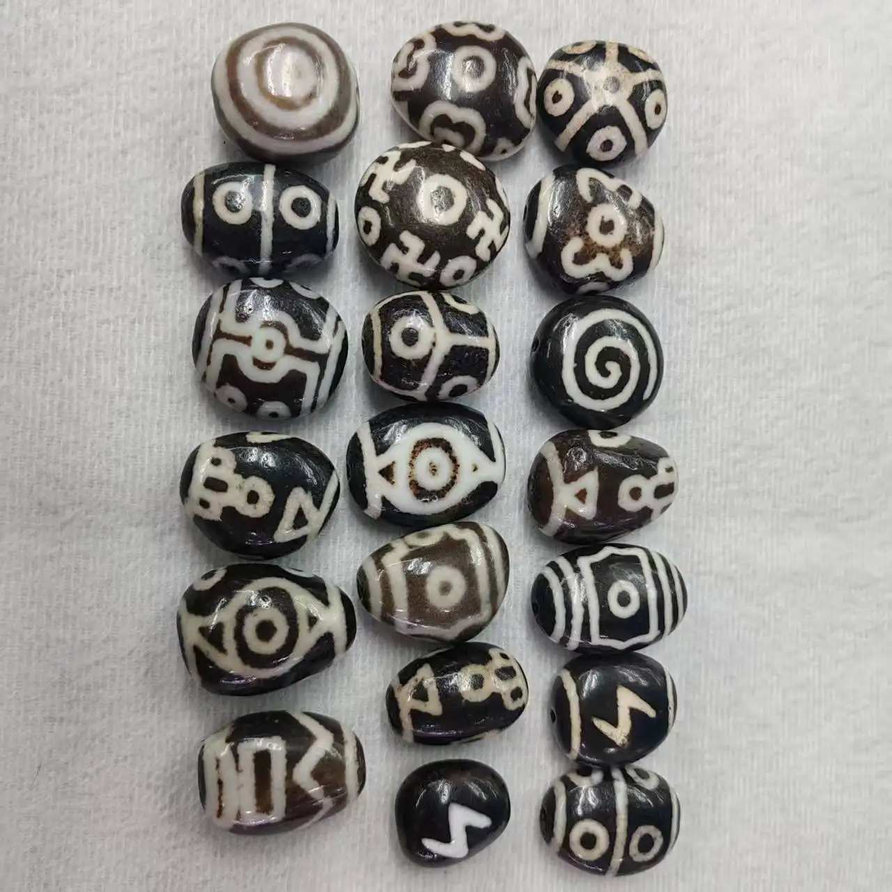 

1pcs/lot Tibetan Dzi bead Pure deep gray-toned irregular pebble flattened old calcified blood-like veins snowy plateau 25-35mm