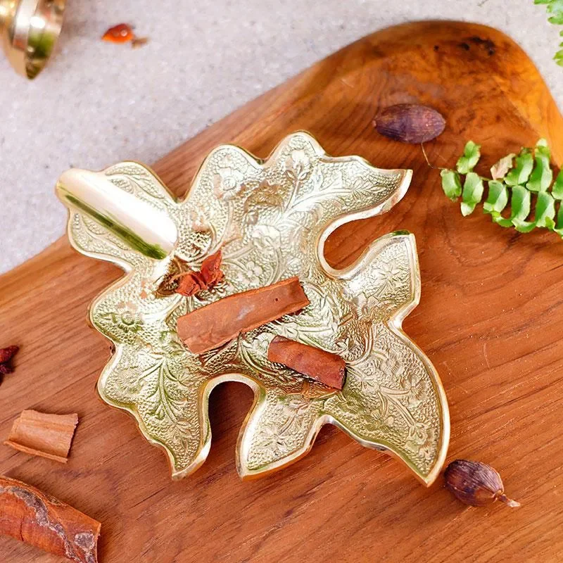 Vintage Brass Leaf Ashtray Retro Relief Design Desktop Cigarette Holder Home Office Decor Creative Metal Smoking Accessory