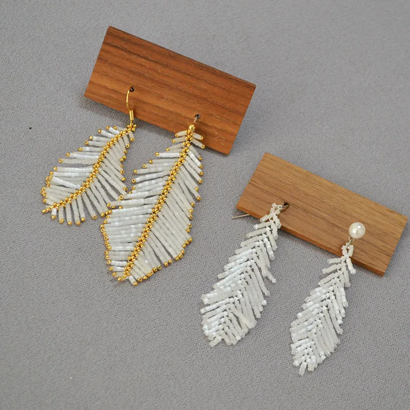 

Niche Design Simple White Feather Shape Antique Beads Hand-woven Charms Personalized Temperament High-end Earrings