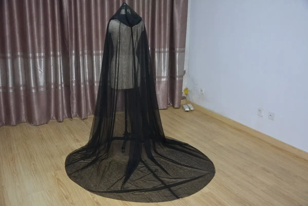 Cape de Mariée Tulle Noir Élégante pour un Mariage Unique - usage example