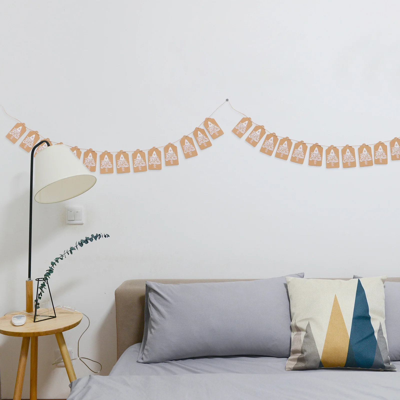 

100Pcs Christmas Tree Hanging Tags Classic Paper Gift Labels for Holiday Party Favor Decoration Xmas Present Cards with Ropes