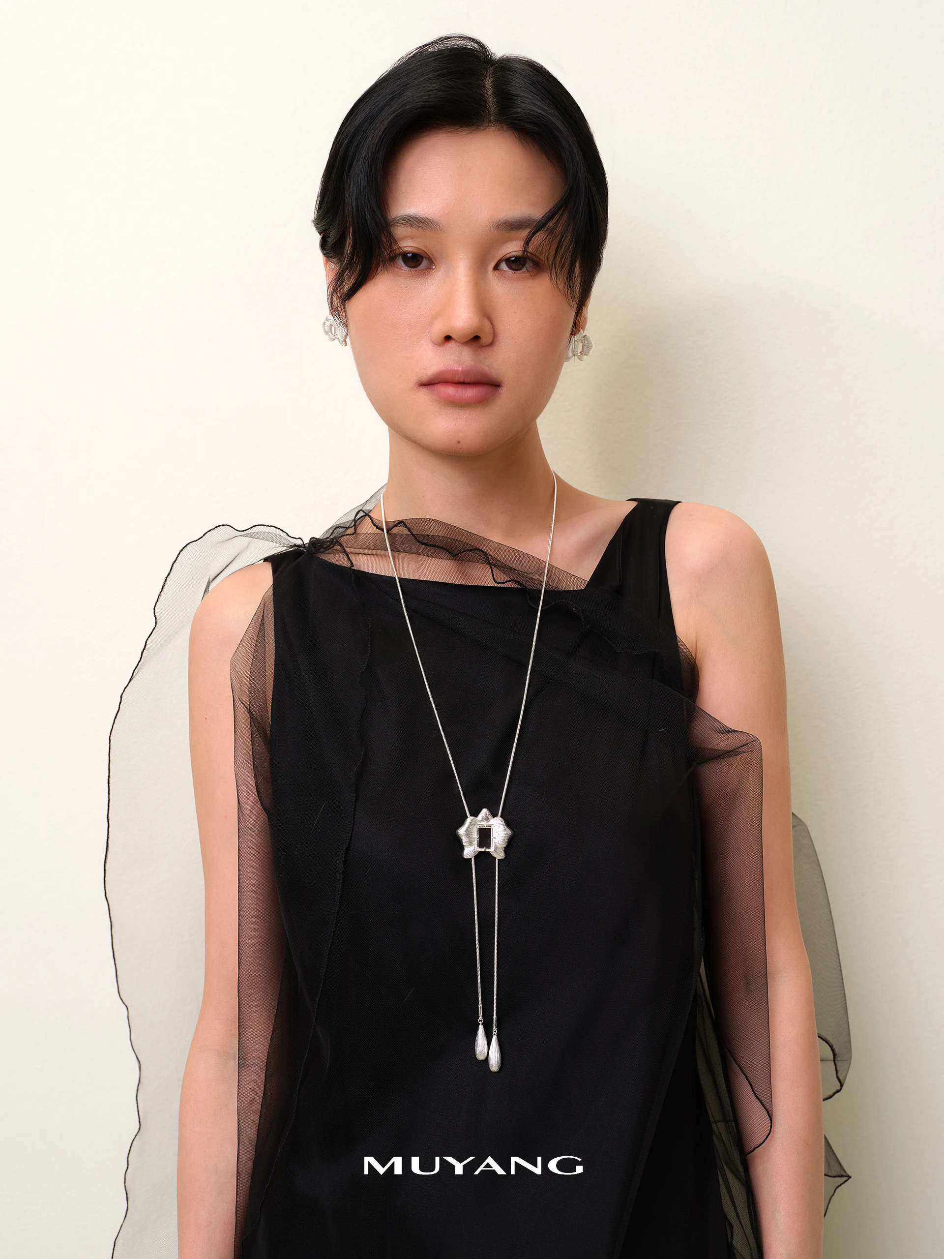 muyang-crystal-petal-long-necklace-women's-floral-simple-luxury-minimalist-pendant-sweater-chain-accessory-modern-style