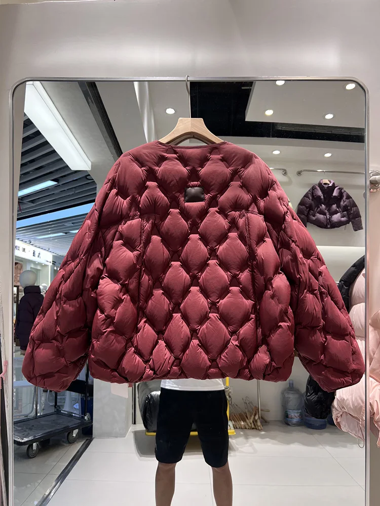 سترة نسائية شتوية جديدة لعام 2025 90 بنمط قصير ورقبة دائرية منقوشة بالألماس فضفاضة وبسيطة سترة بيضاء مبطنة للأسفل #6