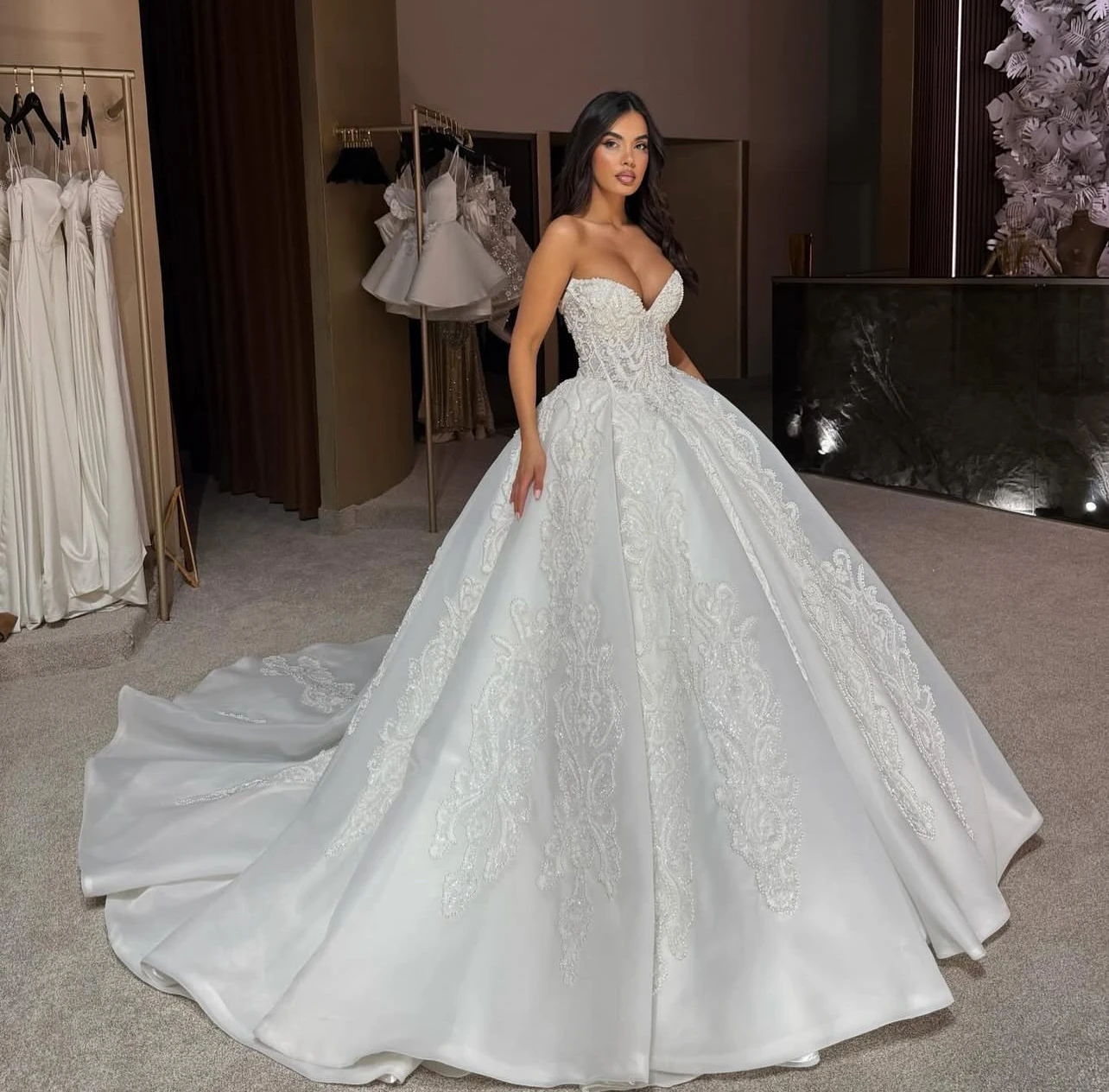 Maßgeschneidertes Luxus-Hochzeitskleid, Herzausschnitt, ärmelloser, bauschiger Rock, Retro-Hochzeitskleid für Damen. Amanda Novias
