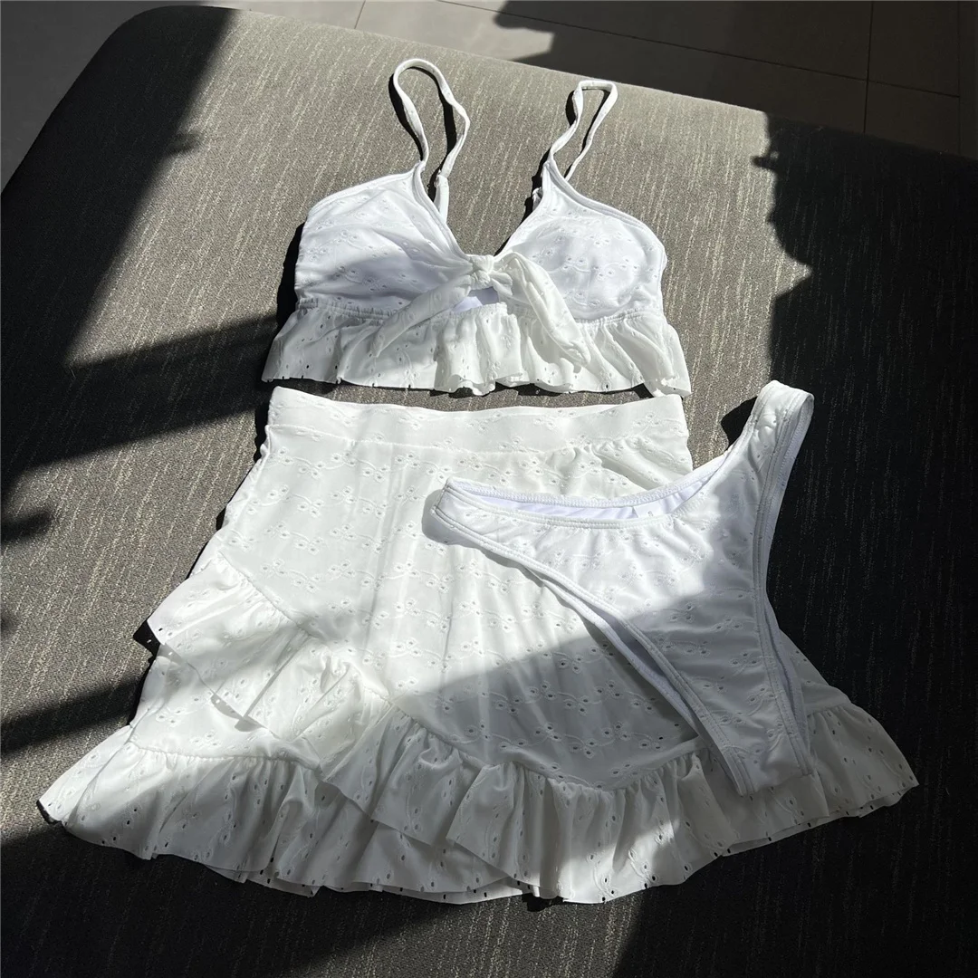 Neuer, verführerischer Bikini mit Rock, Rüschen und Volants, Damen-Badebekleidung, dreiteiliges Bikini-Set, Badeanzug, Badebekleidung, Modell V4625. – Detail 16