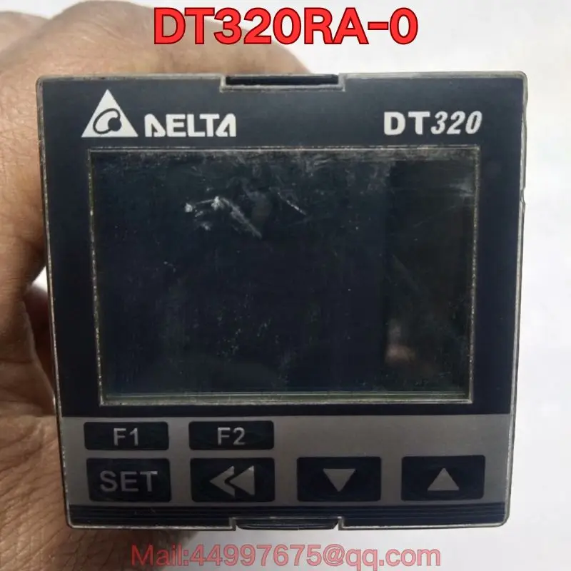 

Бывший в употреблении тест функции контроллера температуры DT320RA-0 обычно