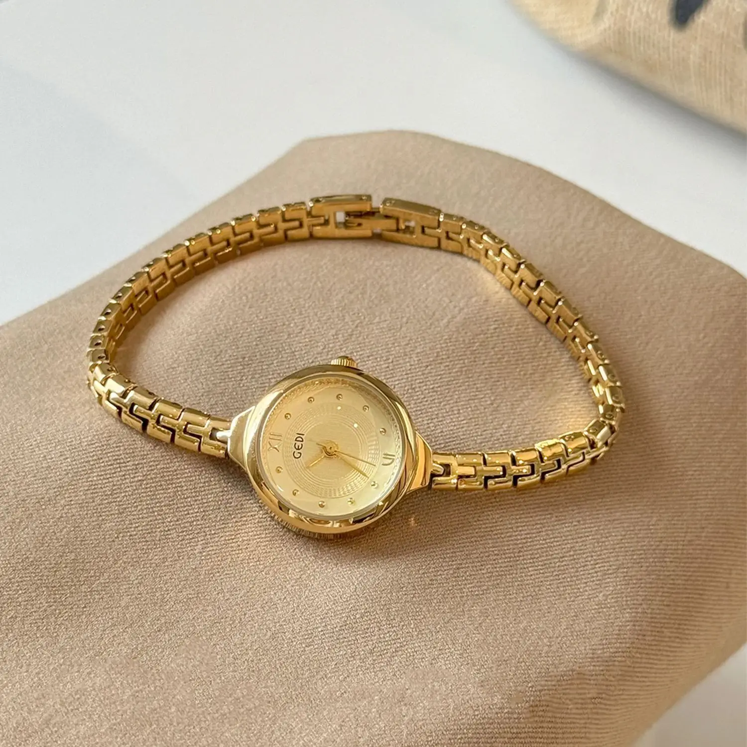 GEDI Fashion Retro Luxury Ladies Watch with Small Round Dial Bracelet Women's Watches & Clocks to Match Outfits 2025 New Arrival image 5