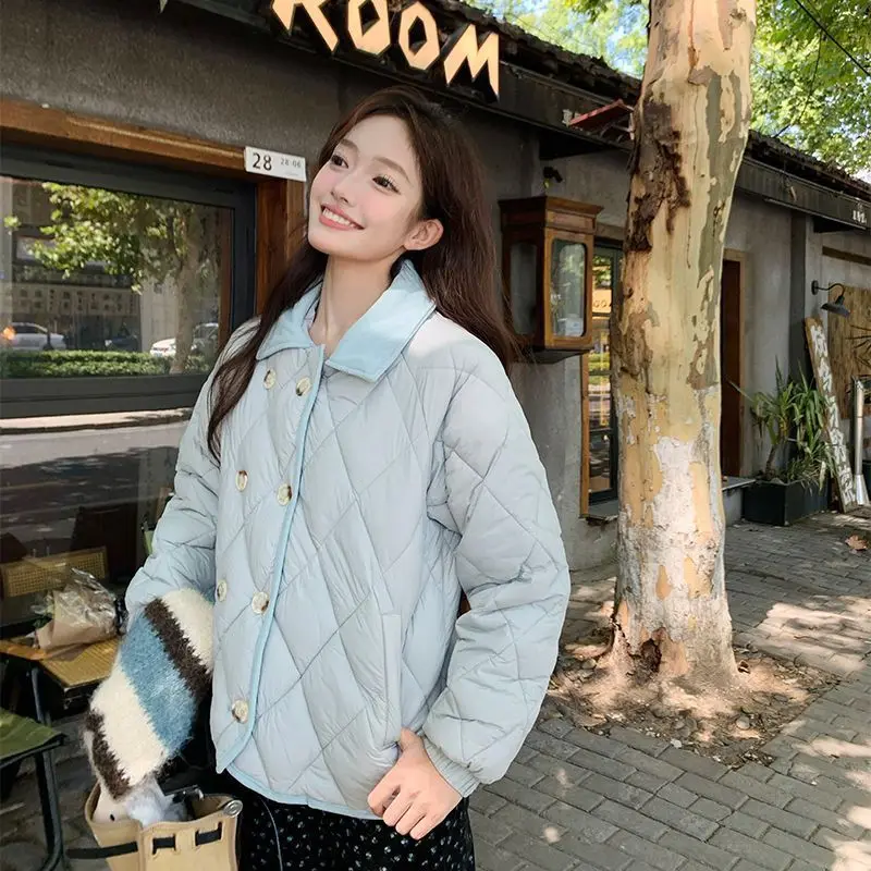 

Легкий стеганый жилет из хлопка для женщин: модный осенне-зимний фасон свободного кроя с вельветовыми вставками и двойной застежкой на пуговицах, трендовый дизайн