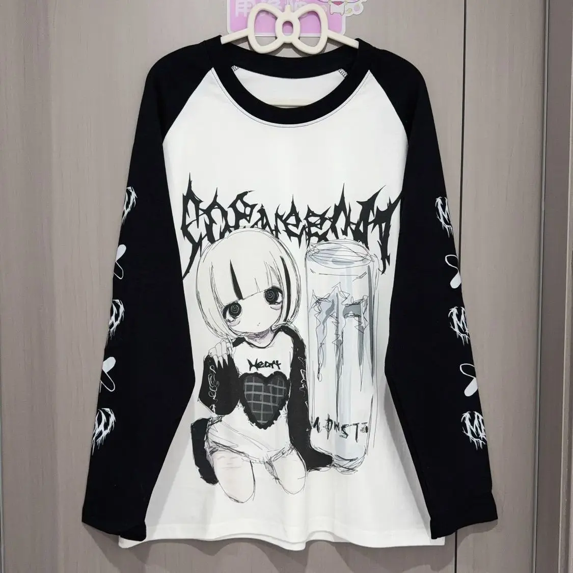 Kawaii Dark Anime Girl Print Raglan-T-Shirt mit Metall-Schriftzug auf den Ärmeln, Y2K Grunge Langarm-T-Shirt für E-Girls, Harajuku Oversized