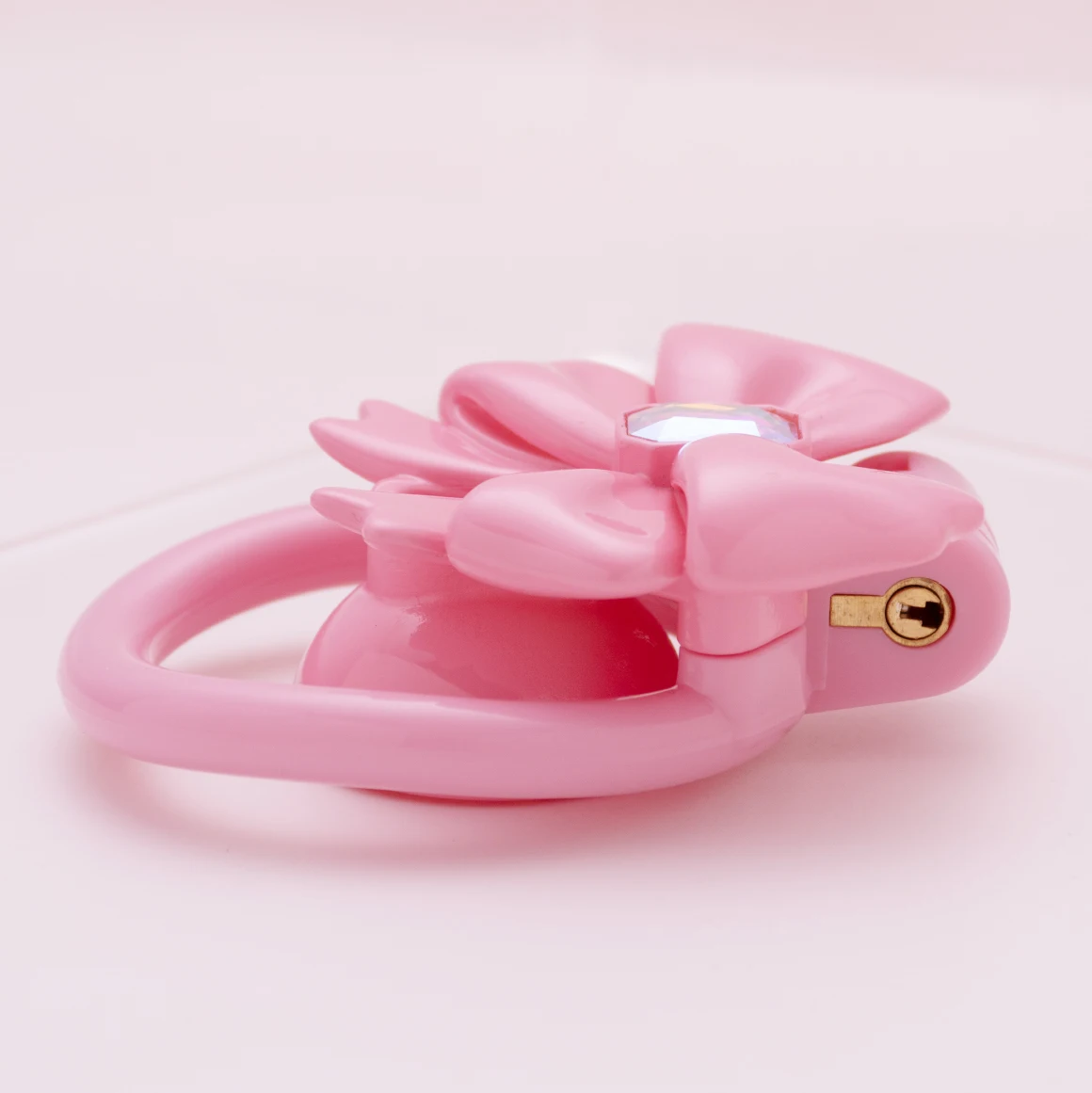 ذكر العفة قفص سيسي قطبية سلبية ربطة القوس فيونكة المشاهير ضبط النفس قفص القضيب قفل مجرى البول العفة جهاز SM الكبار الجدة