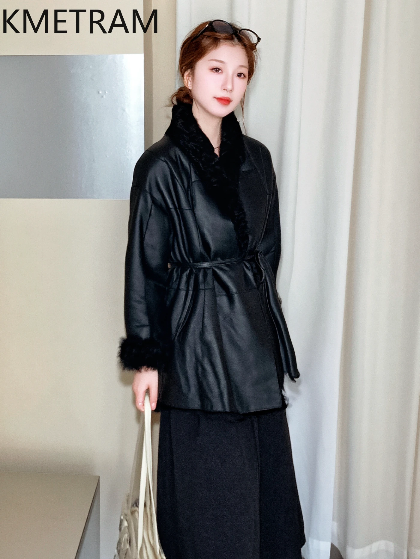 معطف فرو طبيعي من KMETRAM من جلد الغنم Xiaohu مع صوف مرفق مزدوج الوجه عالي الجودة على طراز هيبورن 2025 سترة شتوية للنساء