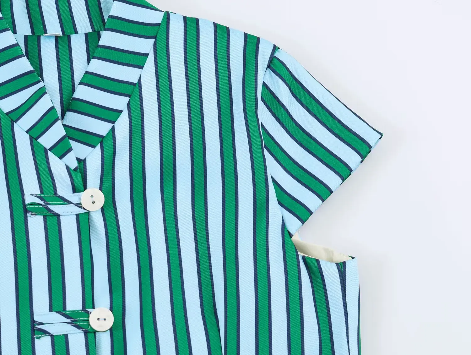 KONDALA Damen Schickes Gestreiftes Hosen-Set 2026 Sommer Trendiges High-Street-Urlaubsset Elegante Freizeit-Hemden mit Seilknöpfen, Lange Hosen – Detail 10