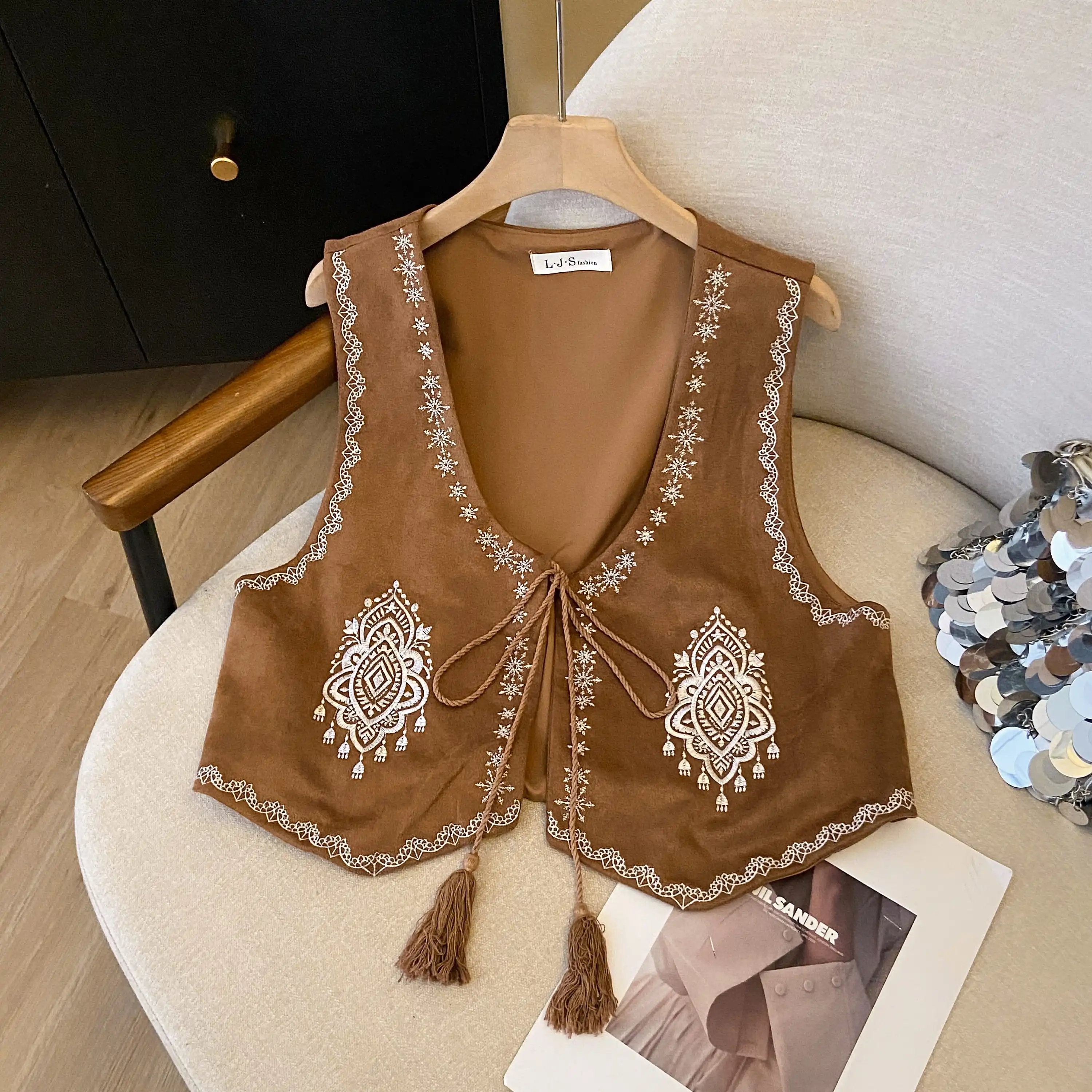 Retro Etniczna Brązowa Zamszowa Haftowana Kamizelka z Paskiem Damska Wszechstronna Kamizelka Podróżna z Poduszkami na Ramiona, Dekolt U, Dojazdy do Pracy