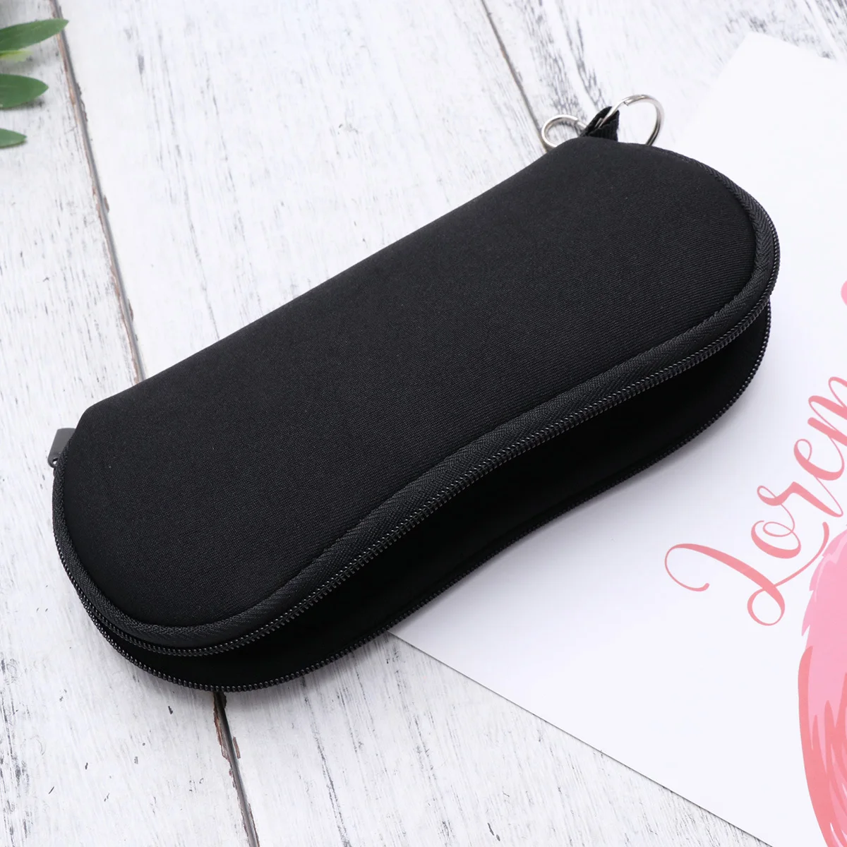 

Portable Black Neoprene Glasses Case Zipper Eyewear Protector Lightweight Sunglasses Box Suitable for Adults Kids Keychain